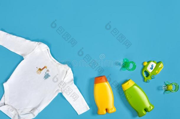 婴儿关心和沐浴放置.乳头,玩具,衣服,洗发剂向蓝色英语字母表的第2个字母