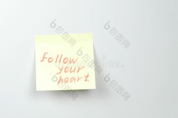 笔记向黄色的张贴物纸纸和motivati向字跟随