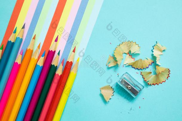 有色的铅笔,垃圾和彩虹富有色彩的条纹