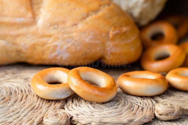 一条面包关于白色的小麦面包,硬面包圈和圆形的小面包或点心.关在上面.家面包师