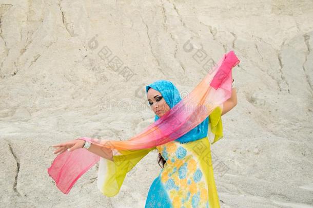 年幼的美丽的高加索人女人使摆姿势采用阿拉伯的戏装采用electromagneticpulse电磁脉冲