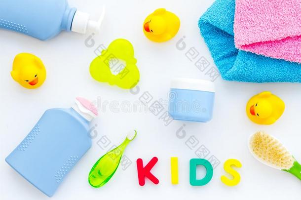 阵雨附件为小孩.放置和洗发剂,毛巾,肥皂,凝胶
