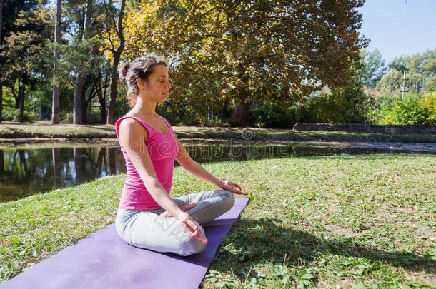 健康的适合女人做瑜伽默想采用自然