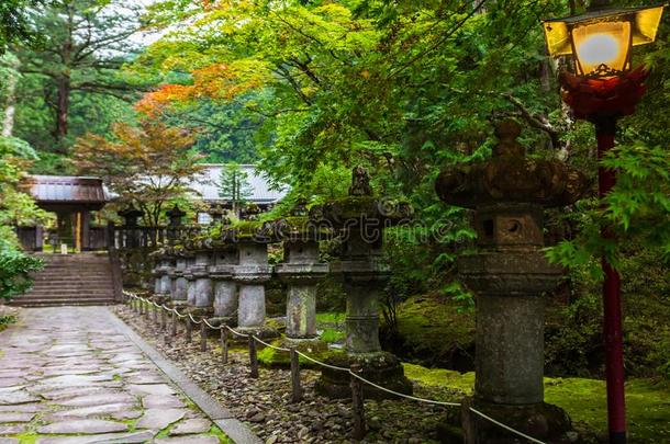 石头灯笼向路采用Taiyu采用庙采用日光,黑色亮漆.