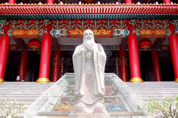 <strong>孔子</strong>雕像和中国人在历史上重要的<strong>传统</strong>的建筑学