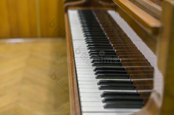 特写镜头关于古老的<strong>钢琴</strong>调和木材谷物.棕色的<strong>钢琴</strong>调
