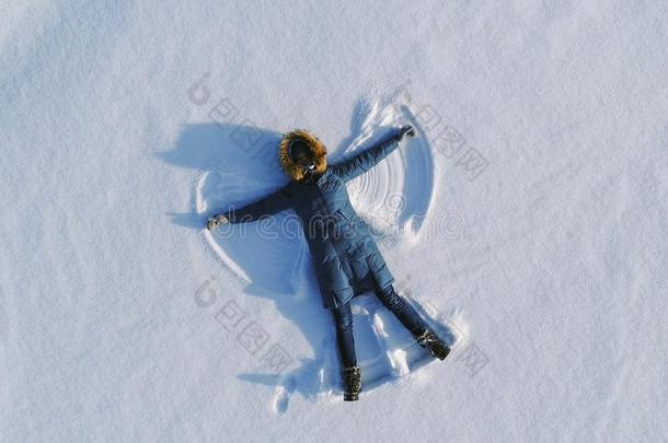 女人使雪天使产卵数采用指已提到的人雪.顶看法.空气的photograp照片