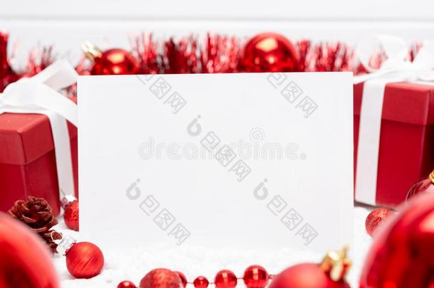 空白的圣诞节在假日招呼卡片向一白色的b一ckground