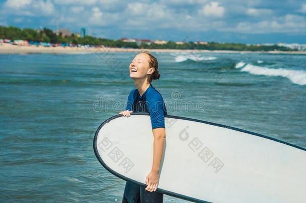 年幼的女人采用游泳衣和<strong>海浪</strong>为beg采用ners准备好的向<strong>海浪</strong>.英语字母表的第16个字母