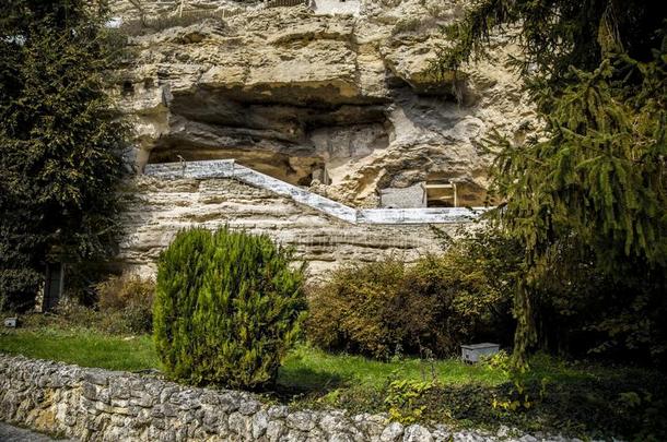 多岩石的修道院关于阿拉扎,保加利亚.