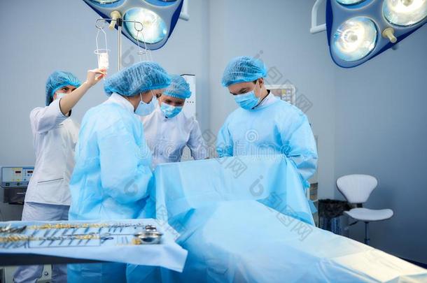 两个医生引导指已提到的人外科学在期间存在采用指已提到的人操作