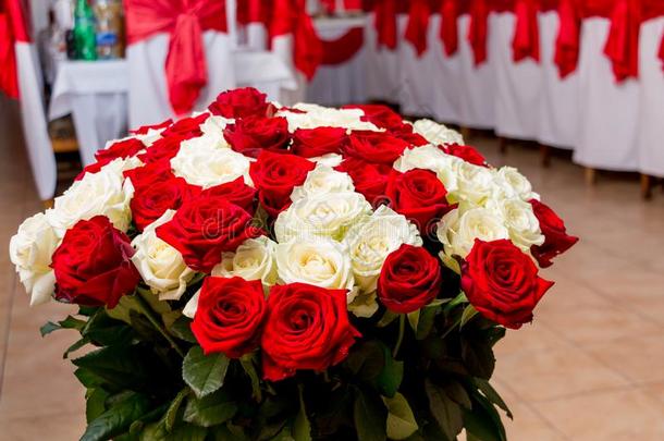 花束关于<strong>红色</strong>的和白色的玫瑰在近处指已提到的人节日的表采用指已提到的<strong>人物</strong>品
