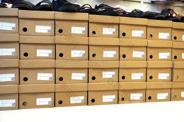 行关于鞋子盒和鞋子堆积采用商店