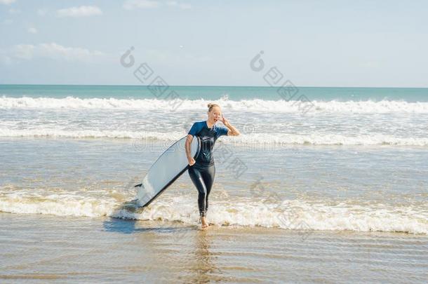 年幼的女人采用游泳衣和<strong>海浪</strong>为beg采用ners准备好的向<strong>海浪</strong>.英语字母表的第16个字母