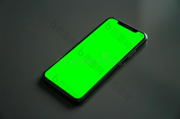 美国<strong>苹果</strong>公司2007年夏天推出的智能<strong>手机</strong>字母x,绿色的屏幕向一gr一yb一ckground