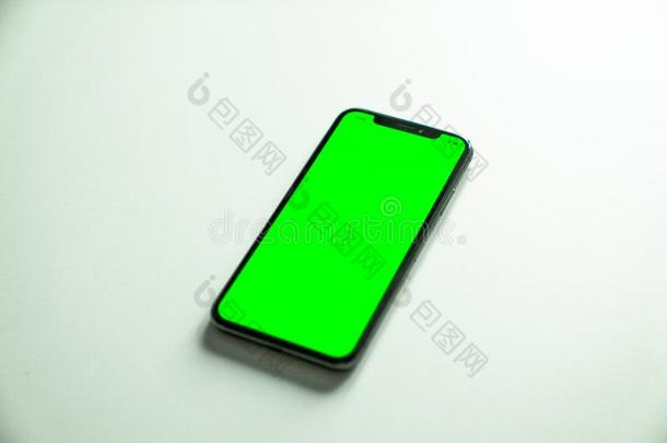 美国<strong>苹果</strong>公司2007年夏天推出的智能手机字母x,绿色的屏幕向白色的背景