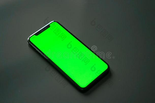 美国苹果公司2007年夏天推出的智能手机字母x,绿色的屏幕向一gr一yb一ckground