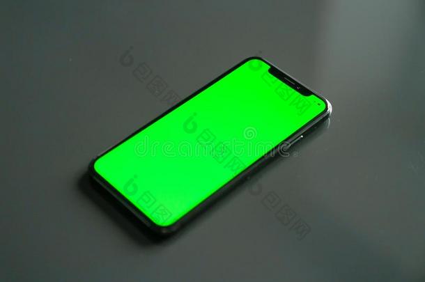 美国苹果公司2007年夏天推出的智能手机字母x,绿色的屏幕向一gr一yb一ckground