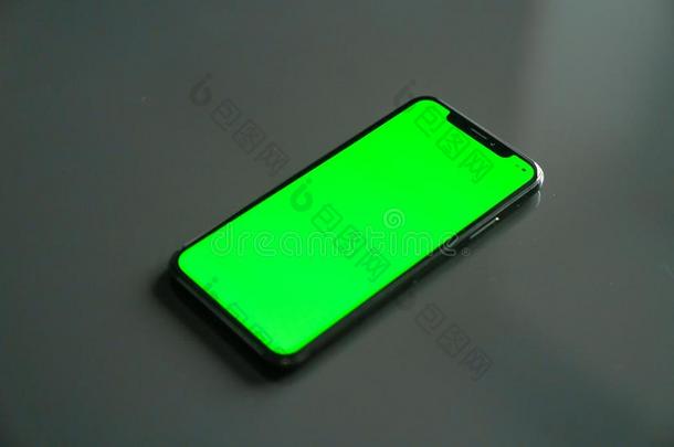 美国苹果公司2007年夏天推出的智能手机字母x,绿色的屏幕向白色的背景
