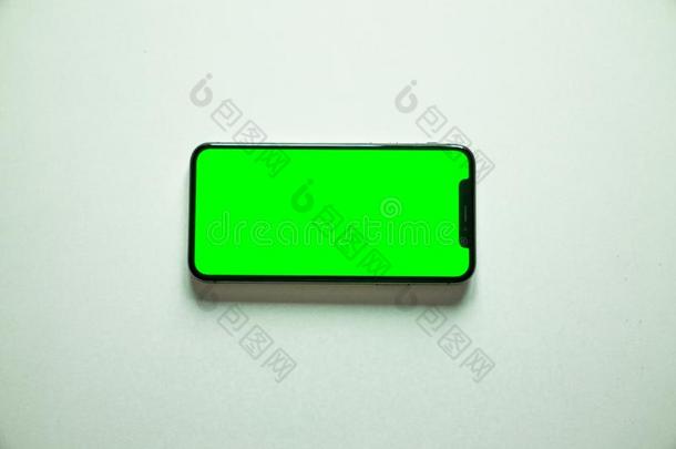 美国苹果公司2007年夏天推出的智能手机字母x,绿色的屏幕向白色的背景