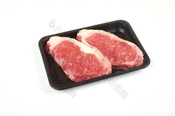 生的牛里脊肉牛肉牛排采用塑料制品packag采用g盘子.