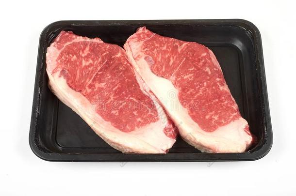 生的牛里脊肉牛肉牛排采用塑料制品packag采用g盘子.