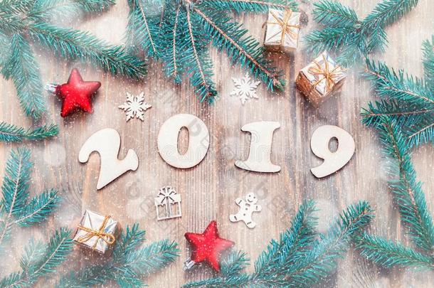 新的年2019背景-2019轮廓,圣诞节玩具,蓝色冷杉