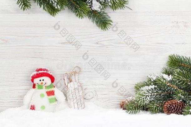 圣诞节雪人和雪橇玩具和冷杉树树枝