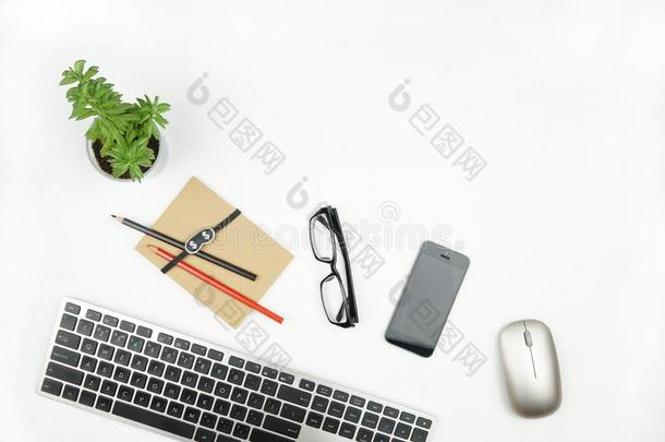 白色的办公室表和计算机小机械,花和便条簿机智
