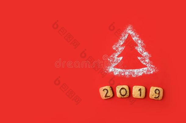 面粉轮廓圣诞节树和甜饼干数字<strong>2019</strong>