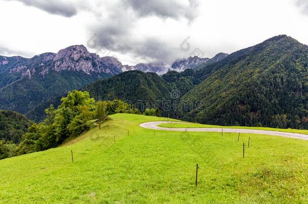 阿尔卑斯山的路绿色的草地山范围<strong>风景风景</strong>优美的看法
