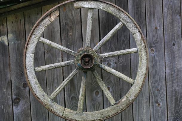 老的木制的轮子