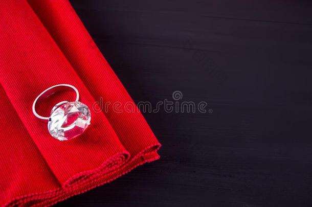 大的<strong>钻石戒指</strong>向指已提到的人红色的表餐巾.