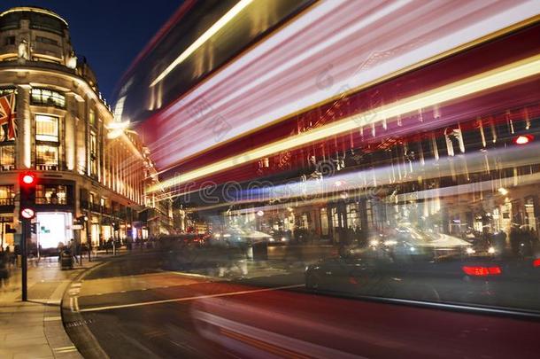 夜地点关于伦敦城市和<strong>活动</strong>的红色的公共汽车和cablerelaystations电缆继<strong>电器</strong>站