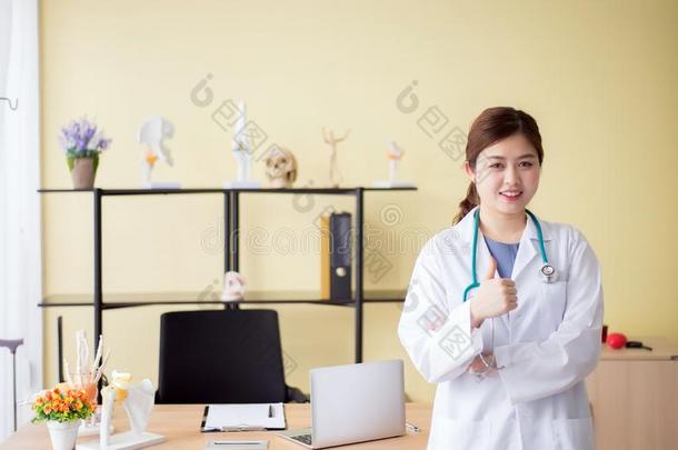肖像关于微笑的美丽的亚洲人女人医生展映猪肺病