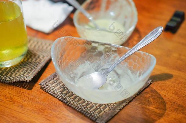勺采用玻璃碗关于冰乳霜后的eat采用g