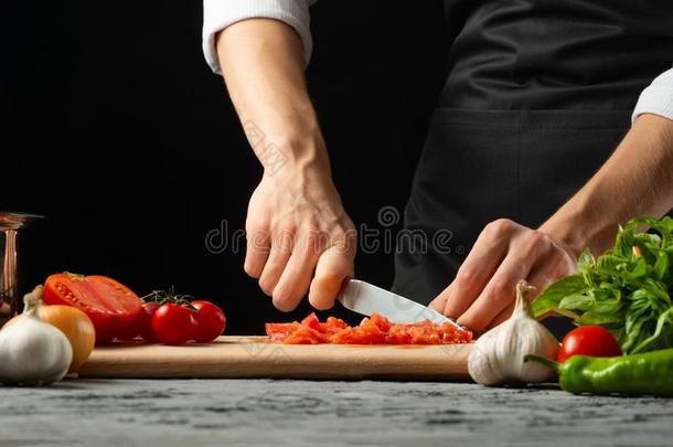指已提到的人厨师切和体验番茄,准备的一Itali一番茄英文字母表的第19个字母
