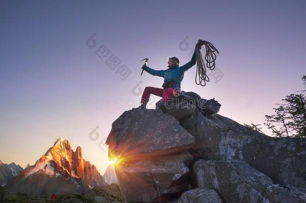 登山者在指已提到的人顶关于指已提到的人山在夜.