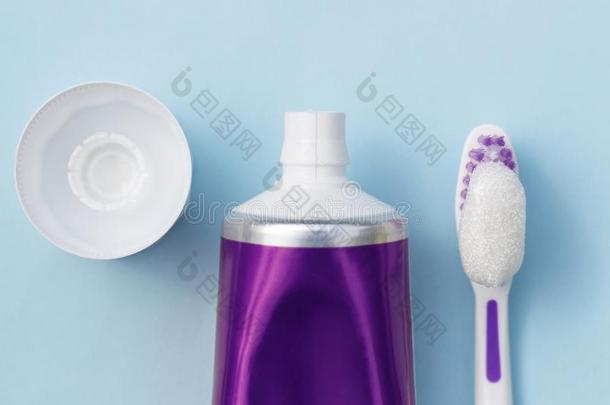 牙膏采用管和牙刷向蓝色背景.牙齿的hygiene卫生