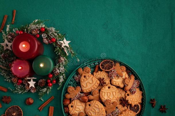 美味的自家制的圣诞节甜饼干采用指已提到的人绿色的盘子.