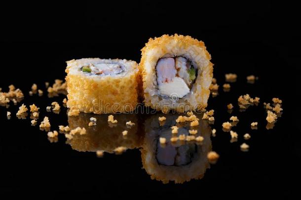 促进食欲的烘烤制作的寿司辗和鱼向一bl一ckb一ckground和