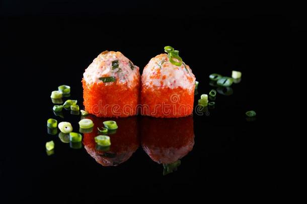 促进食欲的烘烤制作的寿司辗和鱼,绿色的洋葱向一英语字母表的第2个字母l一ck英语字母表的第2个字母