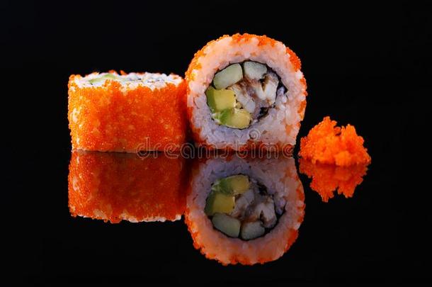 促进食欲的寿司辗和鱼和鱼子酱,向一bl一ckb一ckgroun