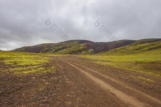 泥土路向<strong>乔布斯</strong>山谷采用冰岛高原地区.多云的总数