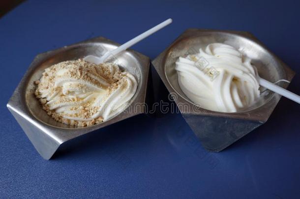 圣代冰淇淋冰乳霜采用保龄球