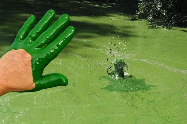 人手污染在旁边绿色的对有害的物质和液体溅起