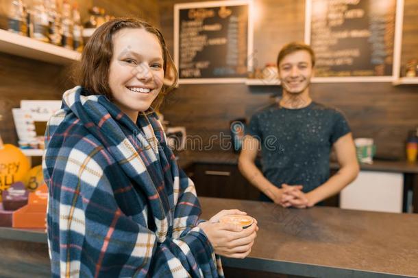 秋冬肖像关于年幼的青少年女孩和一杯子关于c关于fee一