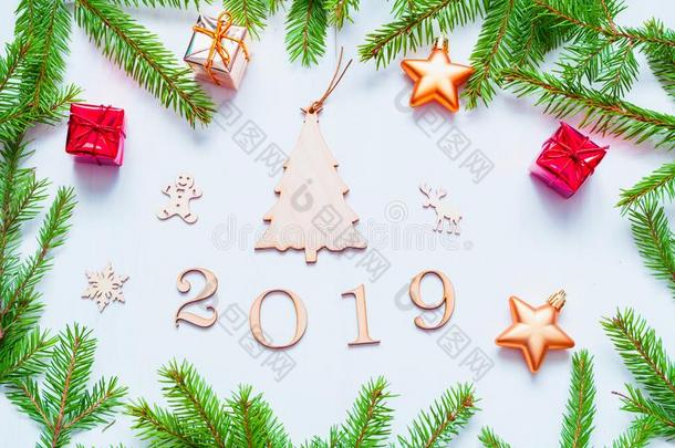 新的年2019背景-2019轮廓,圣诞节玩具,绿色的英语字母表的第6个字母