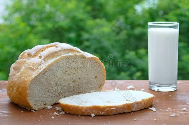 一条<strong>面包</strong>关于白色的<strong>面包</strong>,将<strong>切开</strong>一lo一f关于<strong>面包</strong>一nd奶采用一gl一ss.