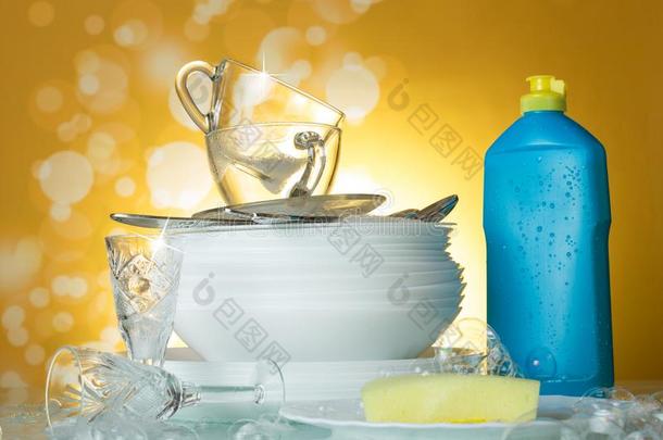 干净的盘和杯子,洗碗洗涤剂和海绵向一yellow黄色